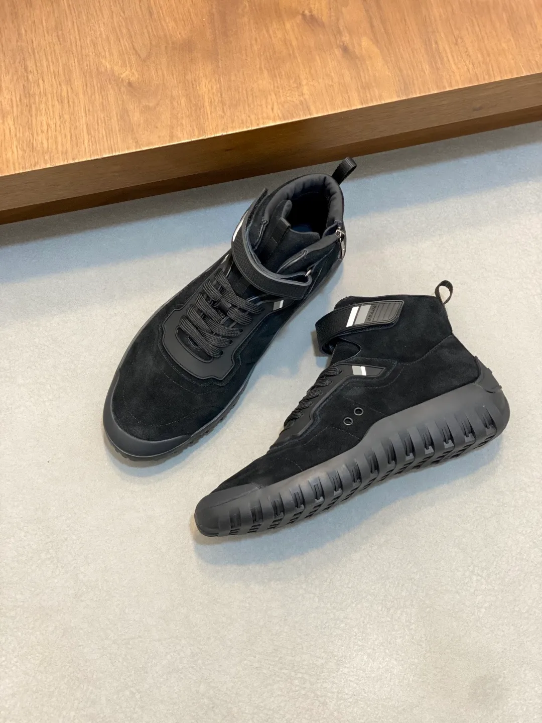 Men's shoes 💰860 Prada/Prada's new men's patchwork casual sports boots! The shoe's exquisite stitching outlines a unique geometric texture, and contemporary lines and details reinterpret the classic sports style. The upper is made of ultra-official material, and the lining is full cowhide. It is lightweight, breathable, practical and versatile. The tongue is decorated with the Prada Milano logo, and the logo print is embellished with the laces. It is paired with a 2.5cm two-color rubber sole to create a comfortable wearing experience. Comes with full set of original packaging dust bag! Size: 39-40-41-42-43-44 (45 customized) standard leather shoe size